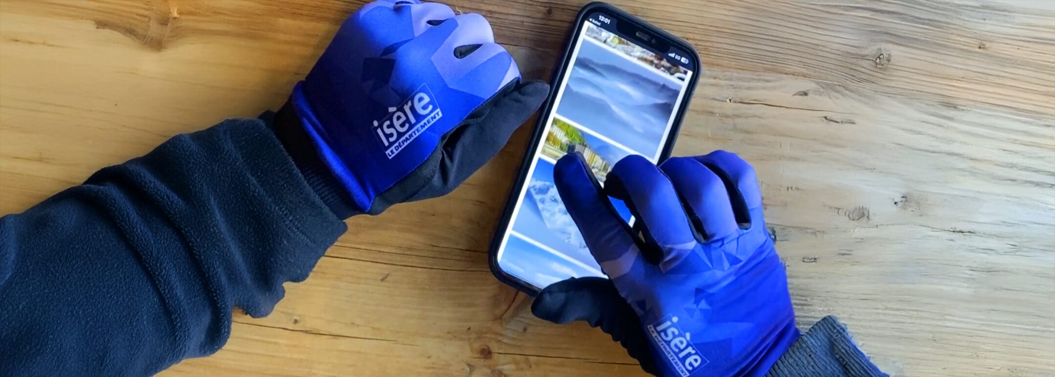 jeune fille blonde melissa waret vêtue de noir portant une paire de gants imprimés de la marque de Grenoble FST